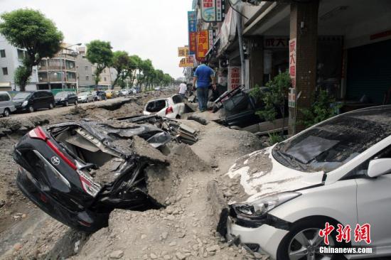 路樹、路燈和小轎車“三疊”倒地