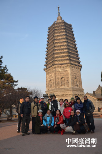 參訪團成員參觀千年遼代廣濟寺塔後合影