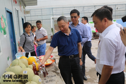 四川省臺辦主任周敏謙（中）在四川蘇氏農業發展有限公司調研