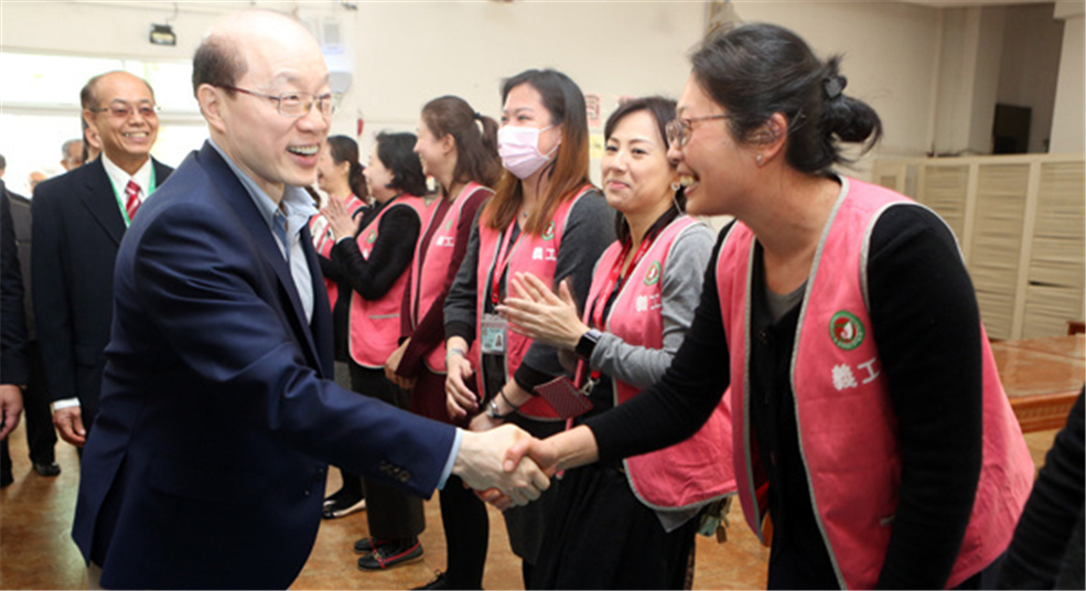 劉結一看望慰問東莞臺商子弟學校師生和家長代表