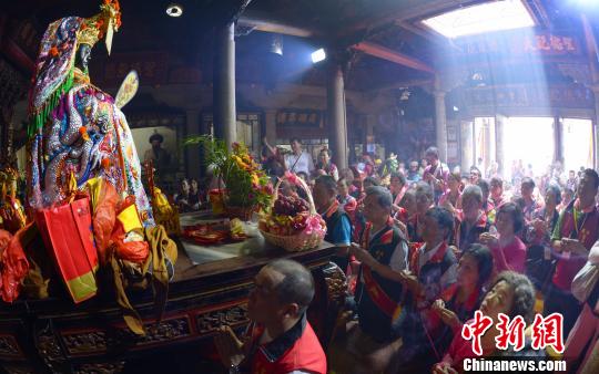 來自臺灣北投慈後宮270名信眾組團在湄洲島媽祖祖廟內虔誠上香