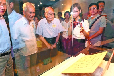 　　黃埔軍校舊址紀念館展出50多件珍貴文物，老兵在文物前駐足流連。