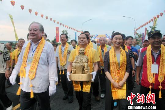 湖南神農大帝祖廟聖駕，6月6日至16日首次赴臺灣巡境賜福。圖為聖駕抵臺，在新北市三重先嗇宮駐蹕安座，受到廟方及信眾盛大歡迎。　黃少華 攝