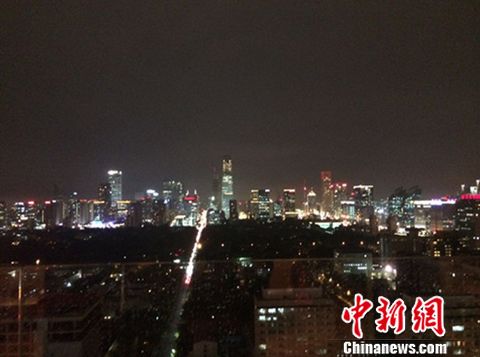 (“北漂”臺灣青年Emily和朋友聚餐，隨手拍下北京的夜景。採訪時，她告訴<a target='_blank' href='http://big5.chinataiwan.cn/gate/big5/www.chinanews.com/' >中新網</a>記者：“北京是值得我興奮的城市，這裡每天都有新的變化。” 受訪者供圖)