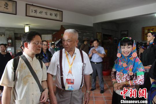 6月12日，來自臺灣基隆的8旬臺胞張細山回到祖籍地參觀村內的惠安女博物館。　廖靜 攝