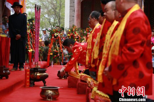 6月21日，2016(丙申)年卦臺山民間祭祀伏羲典禮在甘肅天水卦臺山舉行。圖為參加祭拜的民眾。　丁思 攝