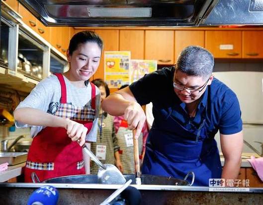 國民黨臺北市長參選人連勝文與夫人蔡依姍，一起下廚炒菜，給年老民眾當晚餐