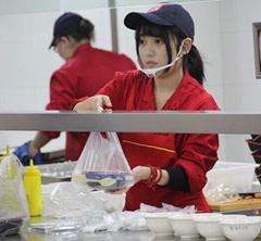 大學“食堂女神”走紅 每天有人為看她排隊打飯