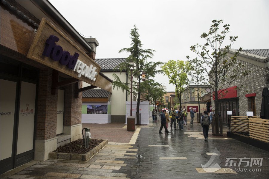 迪士尼小鎮開放　市民冒雨探營嘗鮮