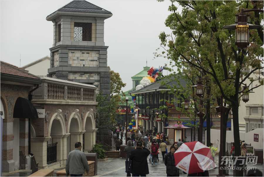 迪士尼小鎮開放　市民冒雨探營嘗鮮