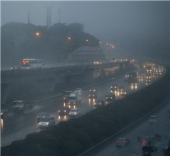 臺灣多地豪雨 臺北晝如夜