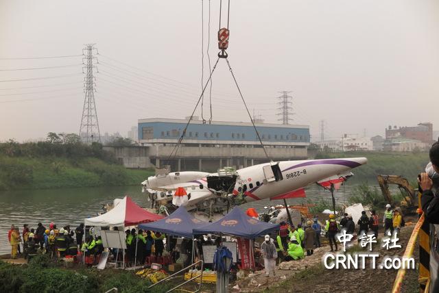 復興航空飛機殘骸轉運怵目驚心