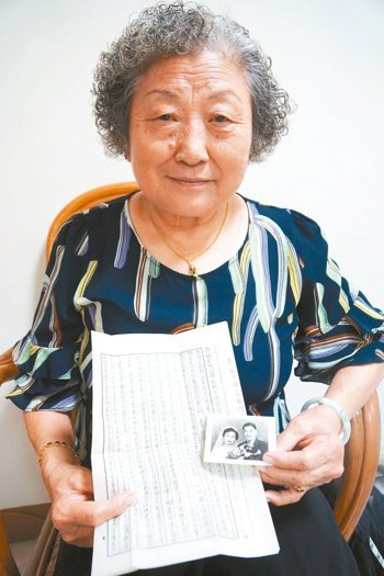 1封家書跨海尋親72歲老婦赴臺到亡父墳前上香