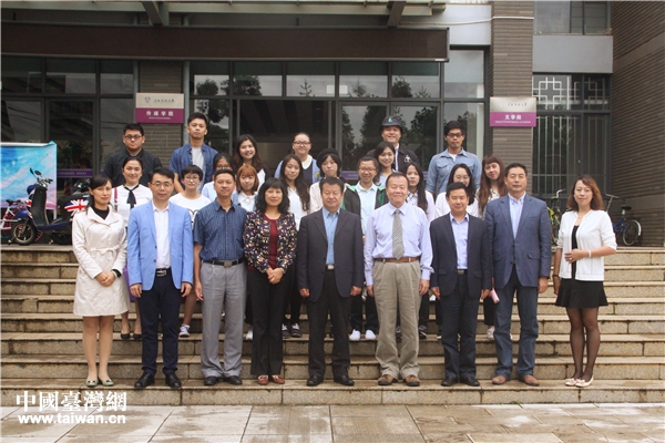 兩岸師生及嘉賓在雲南師範大學傳媒學院合影留念