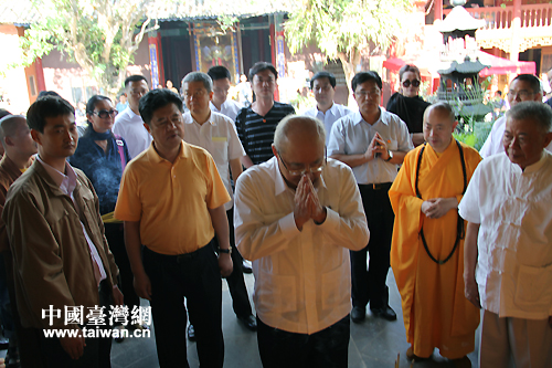 吳伯雄拜謁中國遠征軍抗日陣亡將士