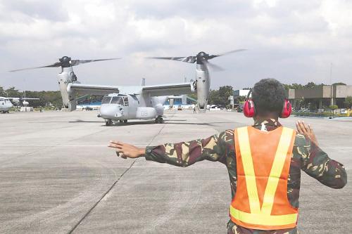 菲律賓受災後大批美軍軍機參與救援。圖為14日菲士兵在馬尼拉指揮“魚鷹”運輸機起飛。