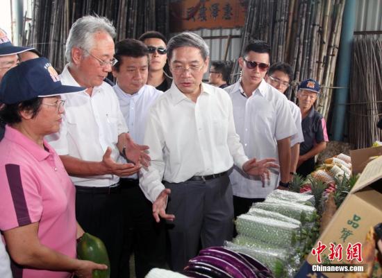 　6月27日，國務院臺辦主任張志軍來到高雄市杉林區訪問農戶。