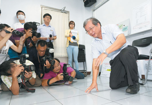 臺灣餿油案 強冠董事長下跪道歉並喝油自清