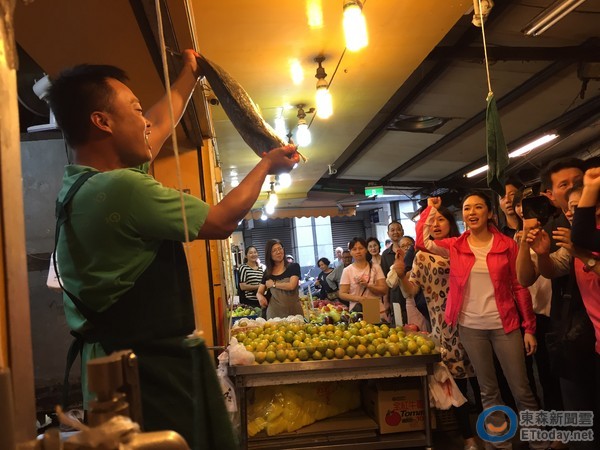 蔡依珊市場掃街照鏡子顧形象　買菜頭粿被嗆面不改色