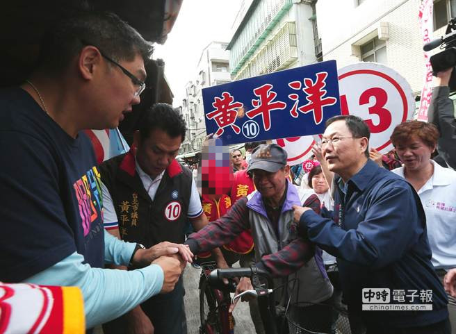 丁守中陪連勝文市場拜票 獲選民熱情擁抱