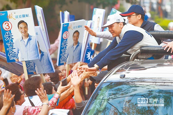 新北市長朱立倫26日掃遍新北八里、淡水及三芝、石門、金山、萬里6個區，到處都有民眾相挺