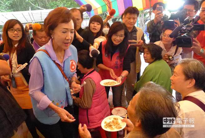 連戰母親親自下廚煎蔥油餅 為兒子拉票（圖）