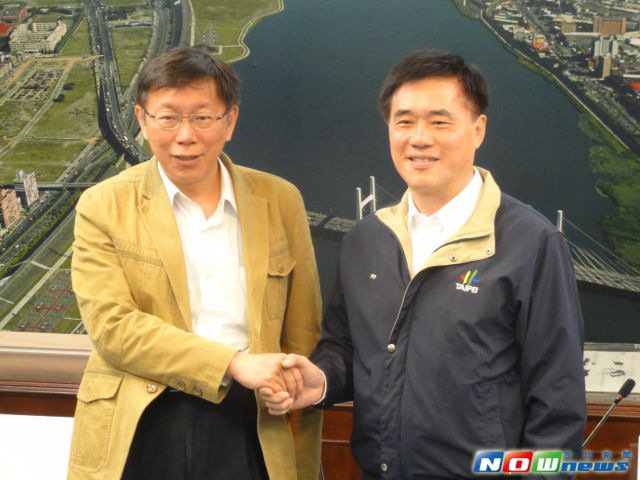 臺北市長當選人柯文哲（左）2日拜會現任市長郝龍斌，雙方各組工作小組，準備市政交接事宜。（圖片來源：臺灣今日新聞網）