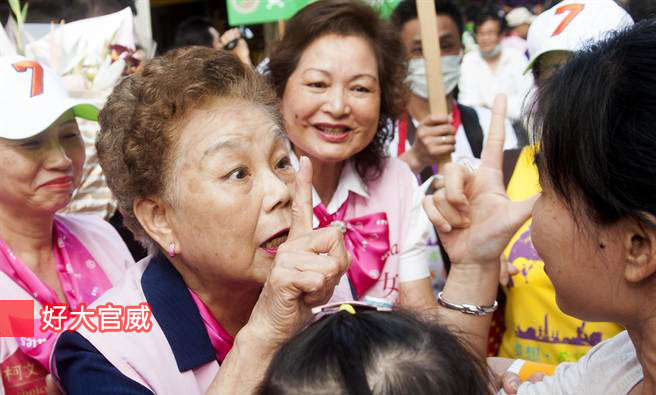 柯母（前排左）及柯父涉嫌偷漏説