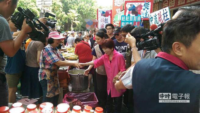 洪秀柱高雄左營果貿社區眷村市場拜訪，受到民眾熱烈的歡迎