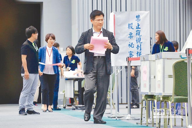 民進黨黨代會17日舉行中執委、中常委選舉，臺中市長林佳龍（前）、立委陳亭妃（後）排隊投票