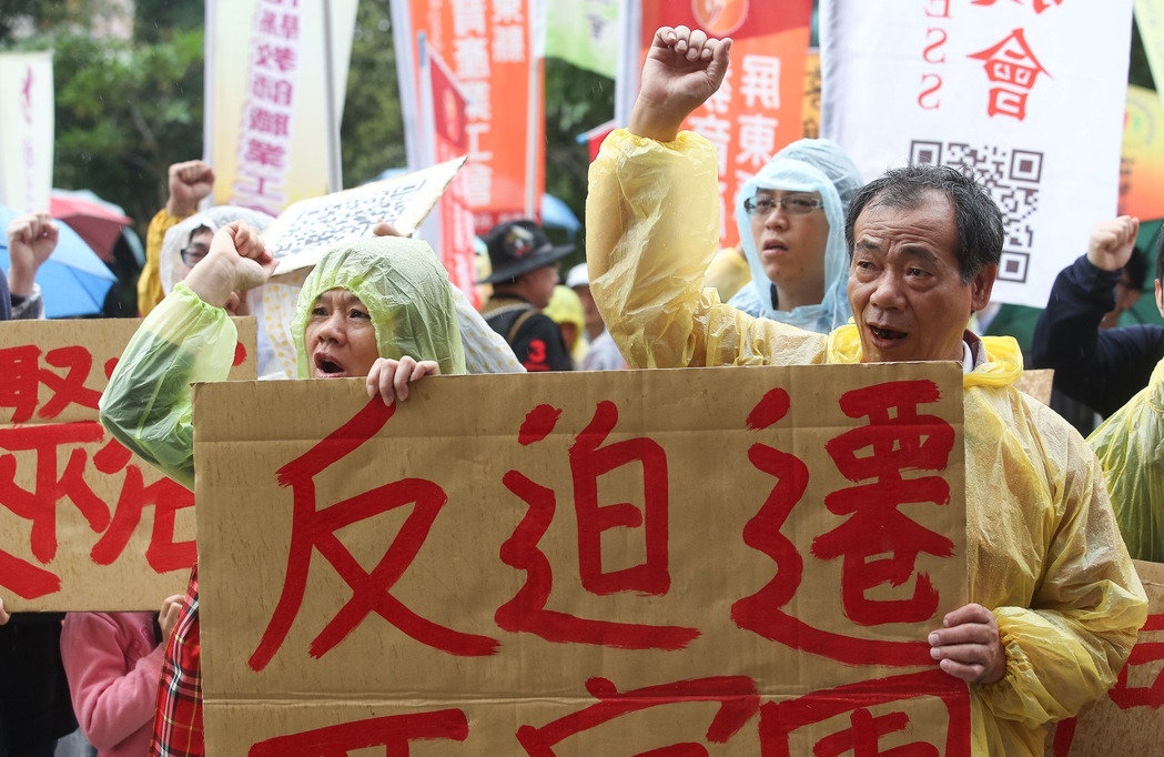 戳破假轉型！ 臺“秋鬥”團體冒雨聚集民進黨中央