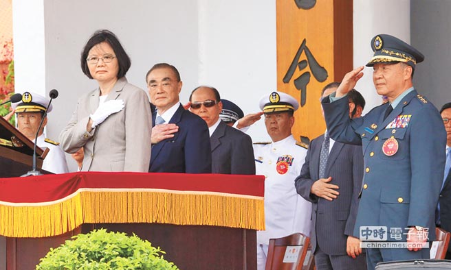 6月16日蔡英文校閱臺軍陸軍官校學生部隊，馮世寬（左二）、邱國正（右一）陪同校閱