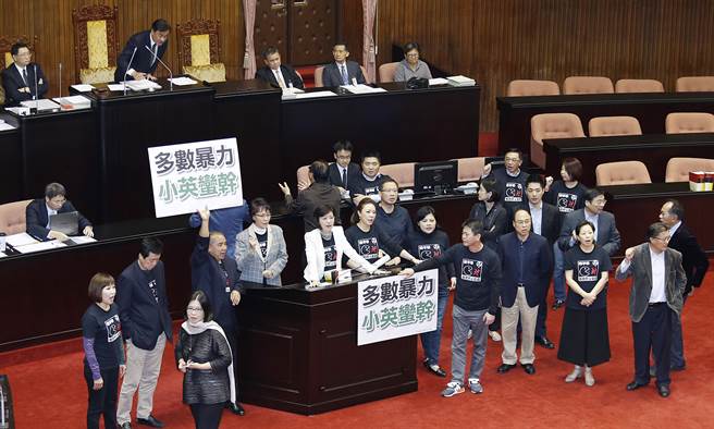 臺當局"一例一休"闖關失敗 議場變"戰場"下周再議