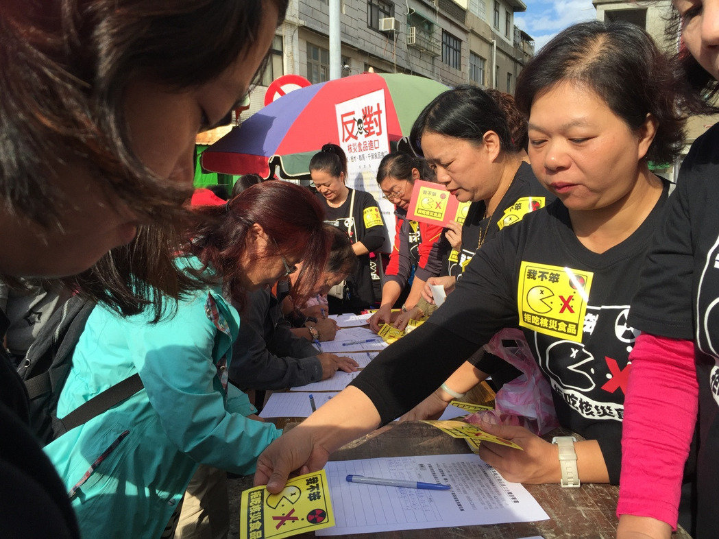 國民黨“反核食投票”金門場聯署活動，4日在金門最熱鬧的金城東門菜市場舉行，民眾熱情響應