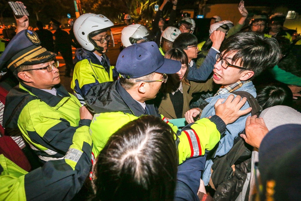 警方以優勢警力驅逐抗議民眾