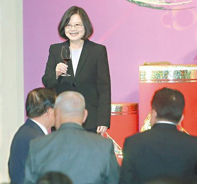 蔡正元痛罵蔡當局無能：借一兆元搞投資 定打水漂