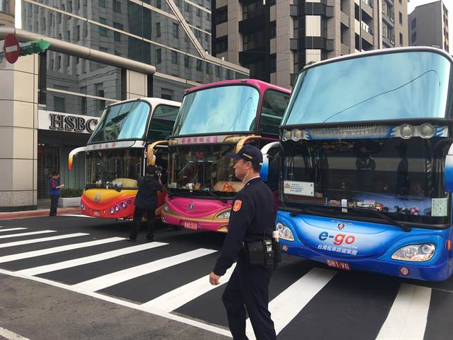 臺當局撤銷遊覽車公司執照 司機開車封路抗議