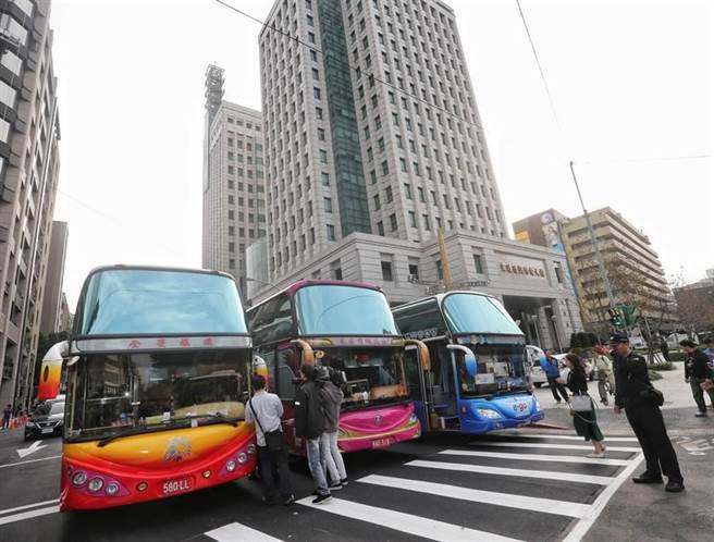 臺當局撤銷遊覽車公司執照 司機開車封路抗議