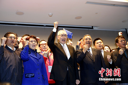 資料圖：1月9日，臺灣當局前副領導人、中國國民黨前副主席吳敦義（中）在臺北召開記者會，宣佈參選中國國民黨主席。<a target='_blank' href='http://big5.chinataiwan.cn/gate/big5/www.chinanews.com/'><p  align=