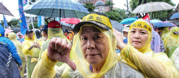 蔡當局年改失民心 “榮民”老淚縱橫嗆：要逼我們去死嗎