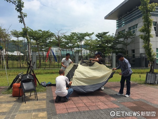 臺灣退伍軍人至防務部門前紮營絕食 抗議年金改革