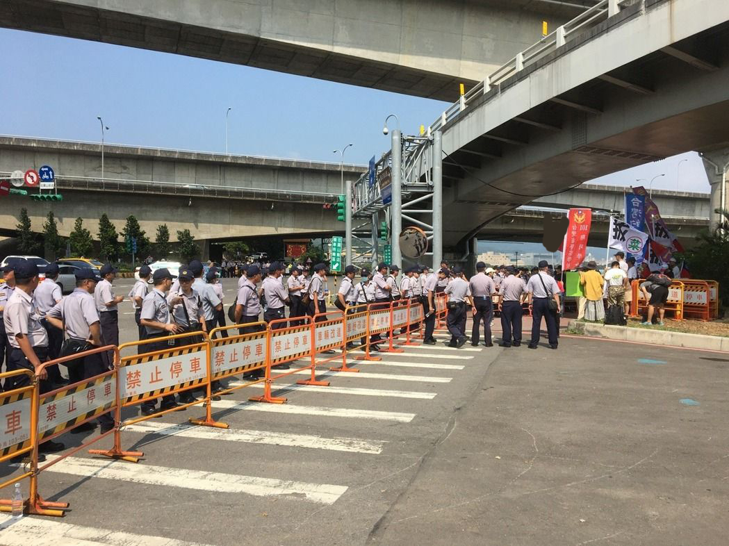 民進黨開會佈置大批警力頂烈陽戒備 陳抗團體零星現身