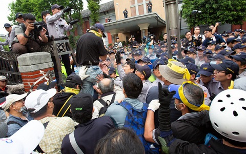 反年改引衝突 “八百壯士”9人送辦5人遭限制住居