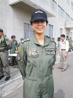 臺軍阿帕奇戰機亮相女飛行官成“嬌點”（圖）