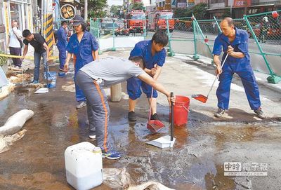 軍方輸油管破裂不斷冒油臺中消防部門緊急清理