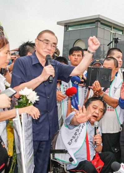 日前臺海陸士兵虐殺流浪狗“小白”引發民眾憤怒抗議，馮世寬(中)兩度出面説明