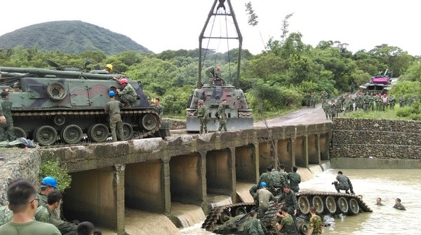 臺陸軍戰車翻覆駕駛員驚嚇過度 精神恍惚靠安眠藥入睡