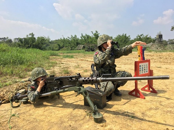 臺軍曬女兵操作50機槍照挨轟：這樣打完嘴唇會腫的像豬肝