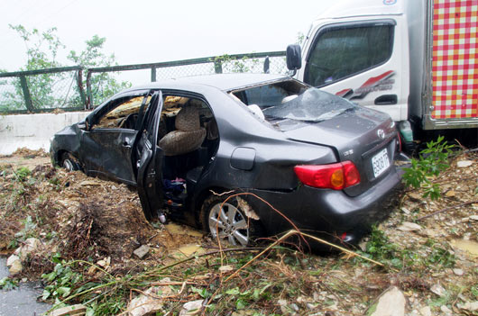 梅姬颱風的強風豪雨讓蘇花公路柔腸寸斷，不少車輛遭崩落的土石砸毀。