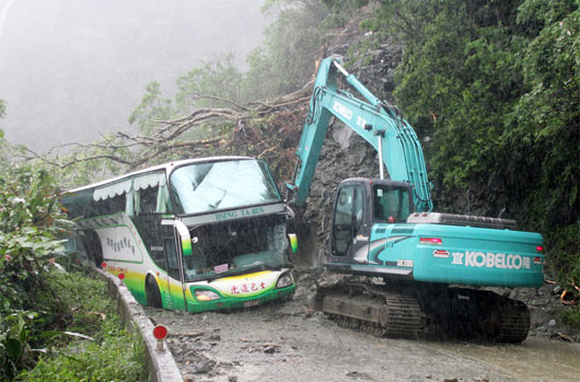 梅姬颱風的強風豪雨讓蘇花公路柔腸寸斷，工程人員上午全力搶信道路救援受困的民眾。